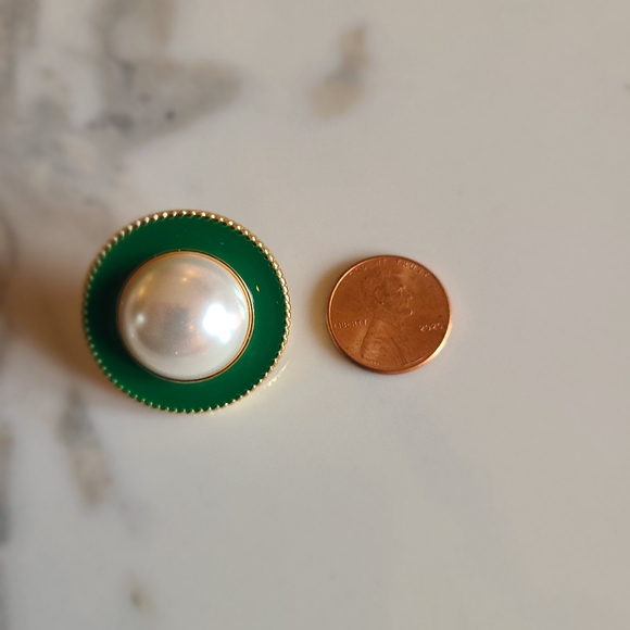 Vintage clip on earrings with pearl and green Enamel gold tone round dome - Picture 4 of 4